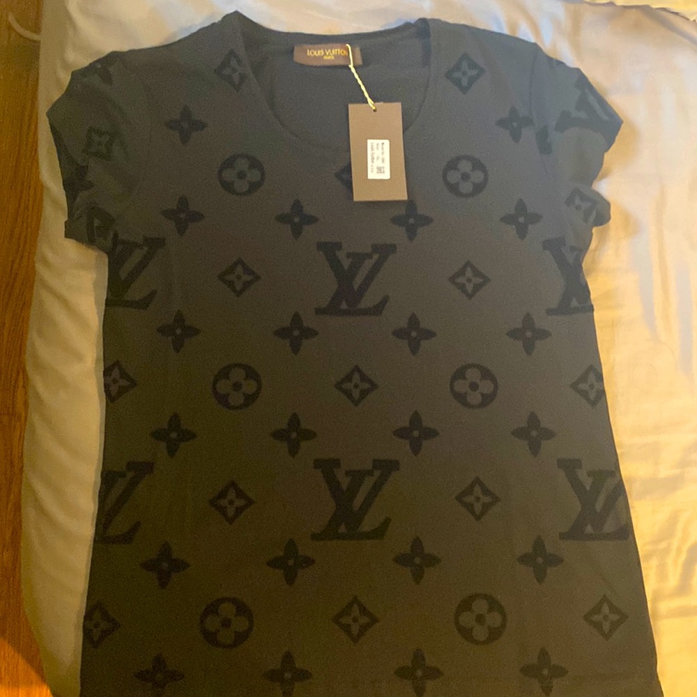 I am selling an extra large cotton T-shirt…
